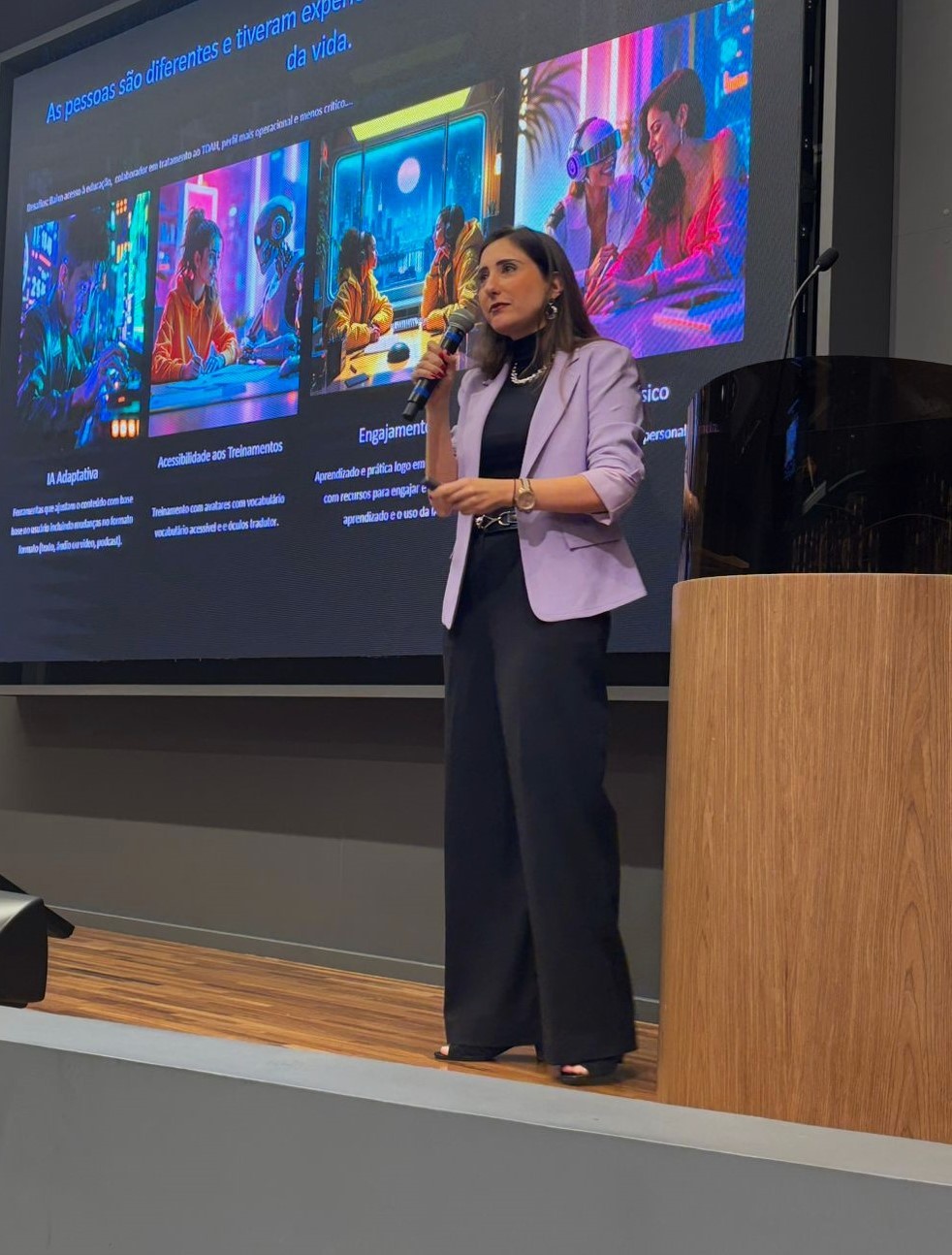 Erika Moraes em palestra em auditório corporativo