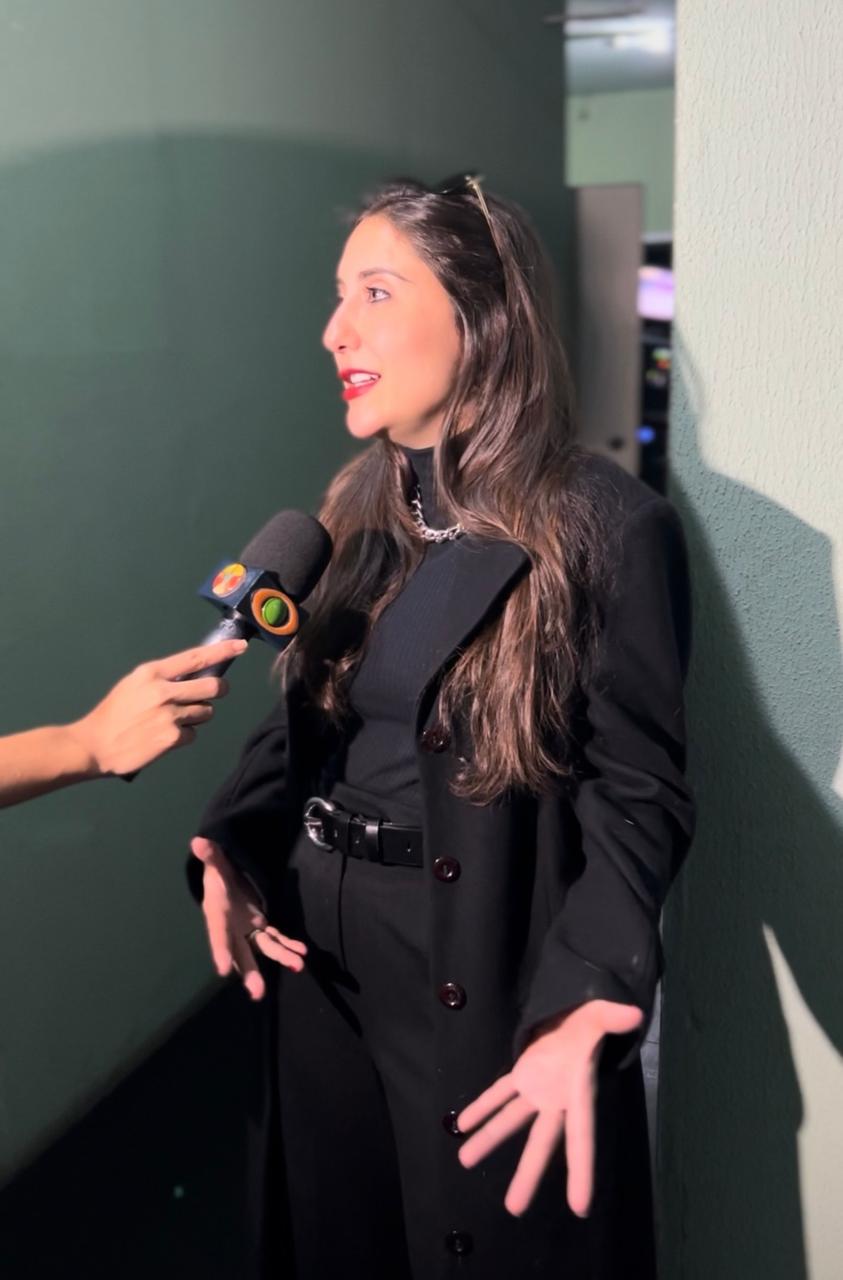 Erika Moraes em entrevista de TV