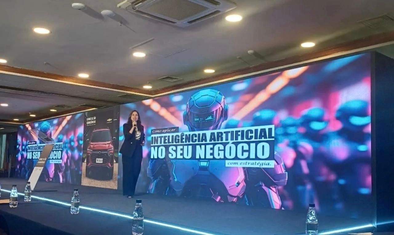 Erika Moraes palestrando no evento da Chevrolet