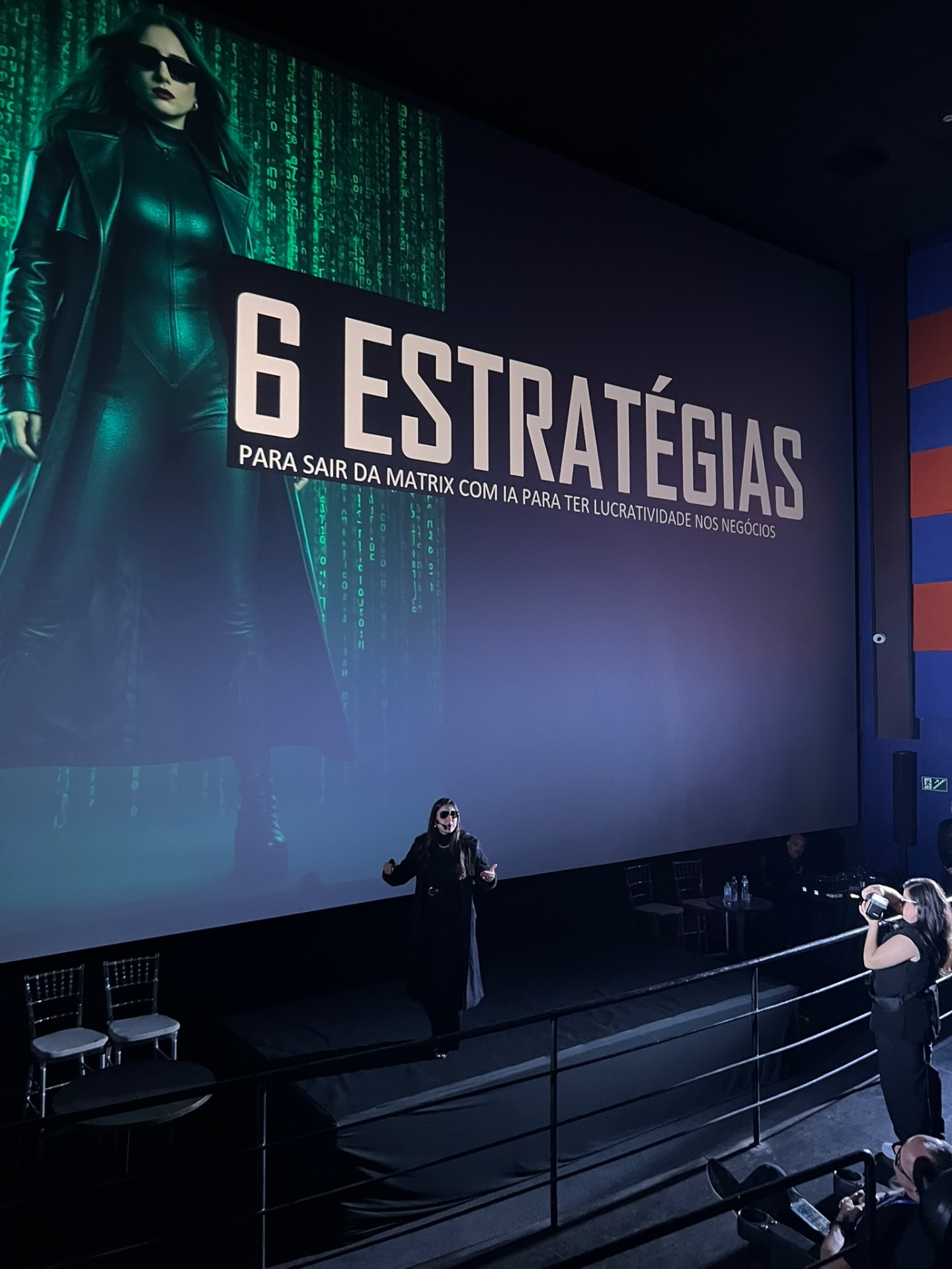 Erika Moraes em palestra no cinema · 6 estratégias para sair da Matrix com IA