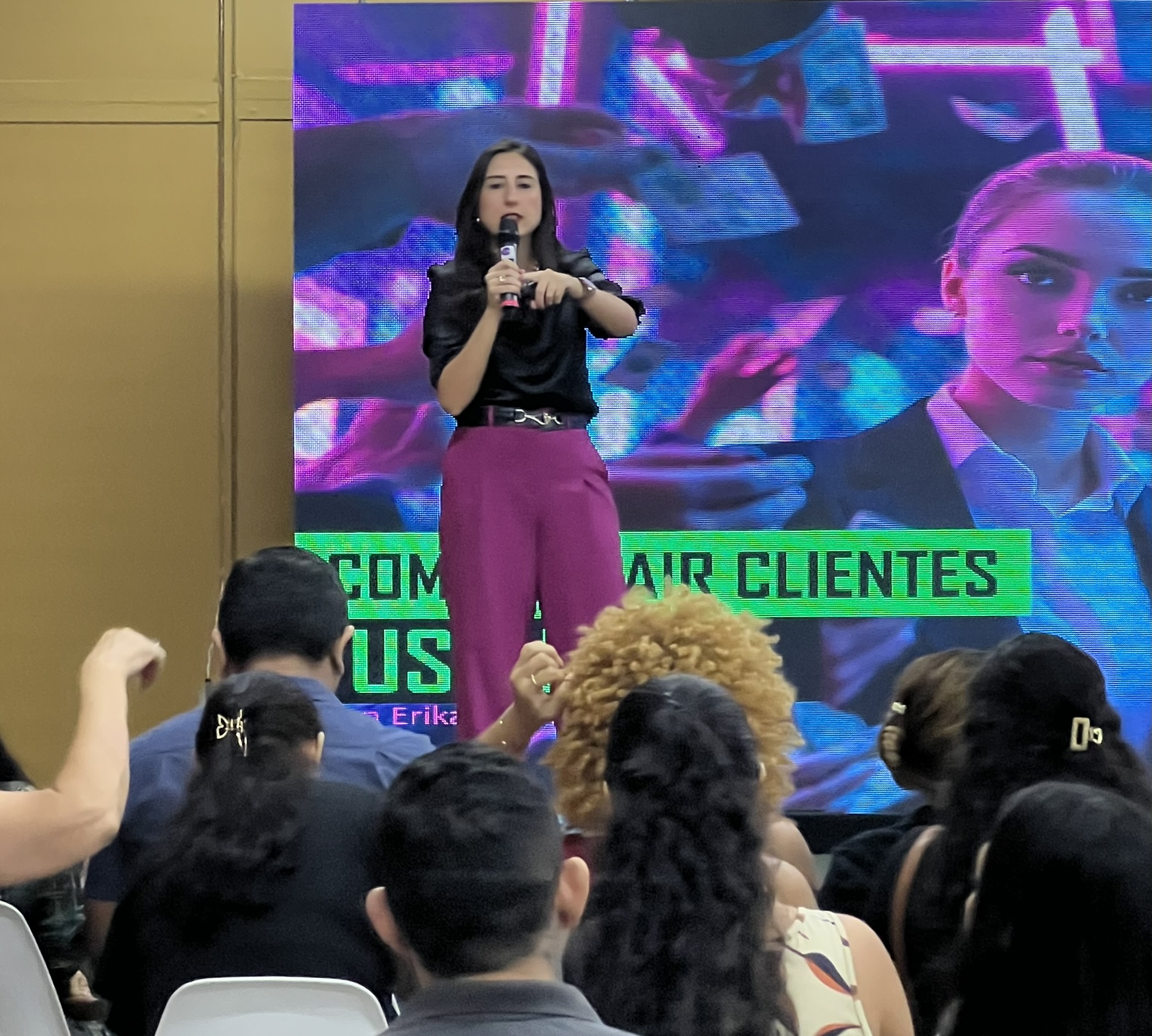 Erika Moraes em palestra sobre como atrair clientes
