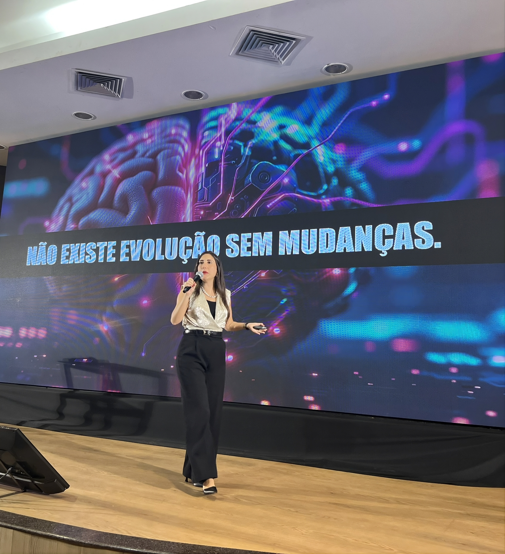 Erika Moraes em palestra · Não existe evolução sem mudanças