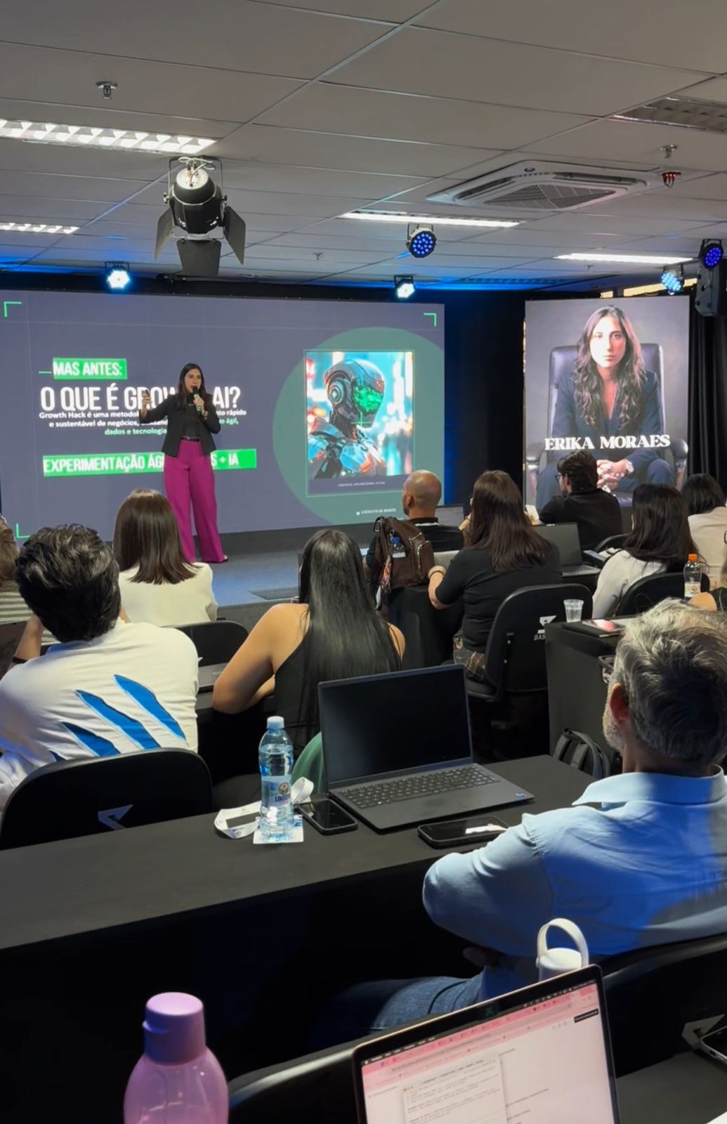 Erika Moraes palestrando sobre Growth AI