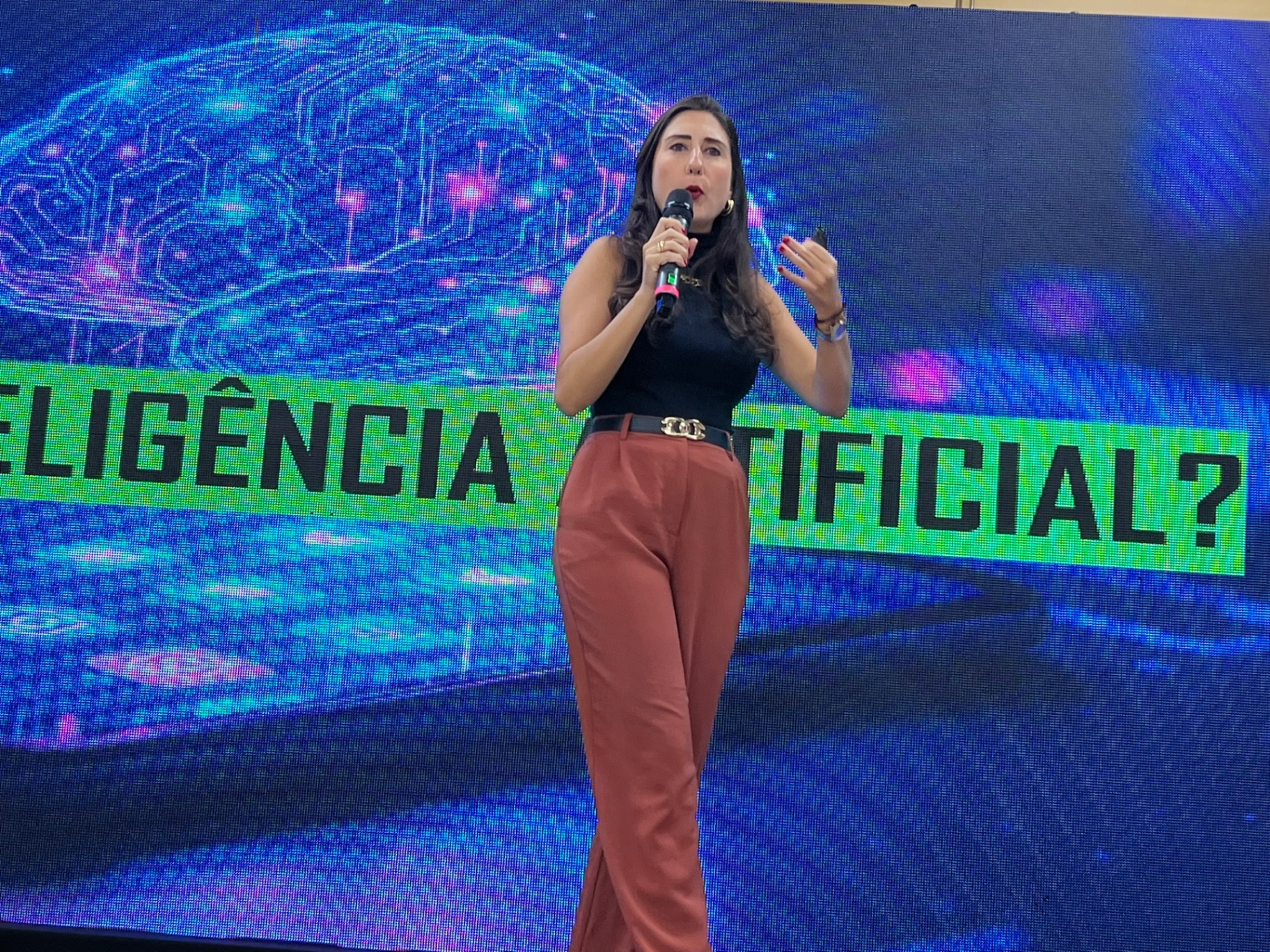 Erika Moraes em palestra sobre Inteligência Artificial
