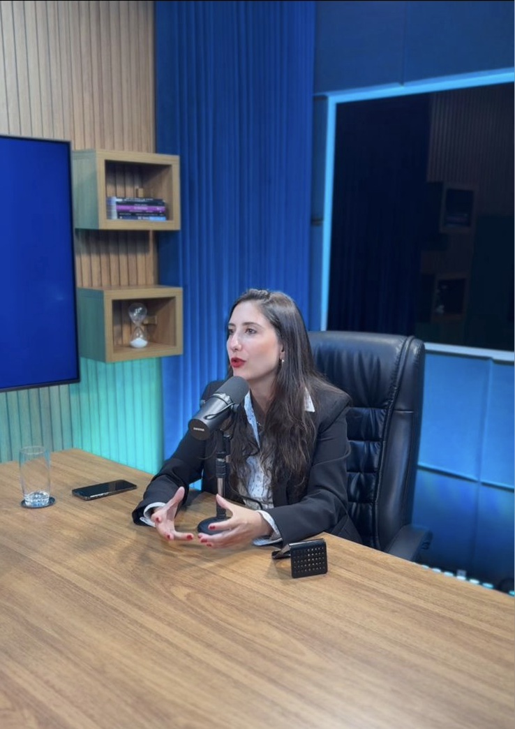 Erika Moraes em entrevista de podcast